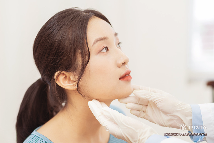 診察を受ける女性