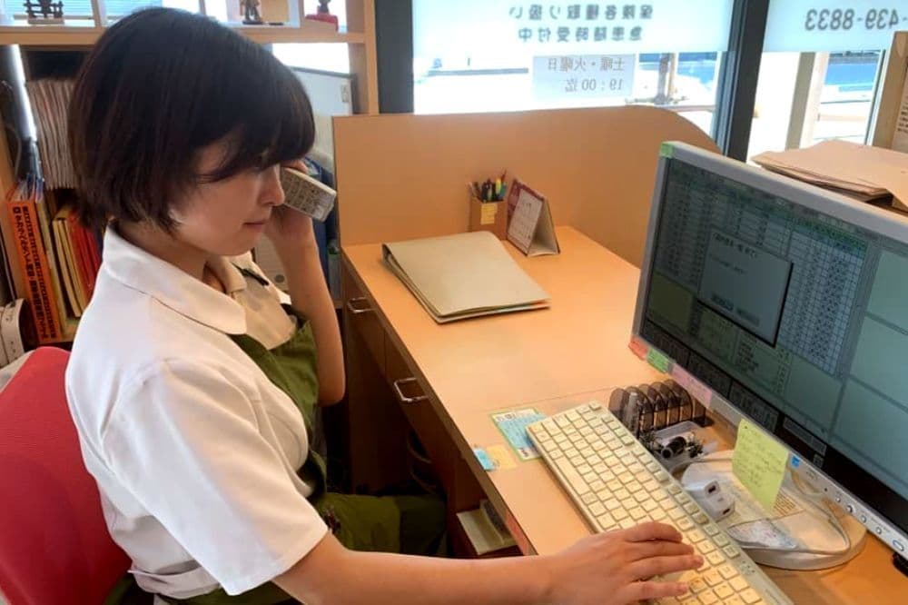 受付の女性